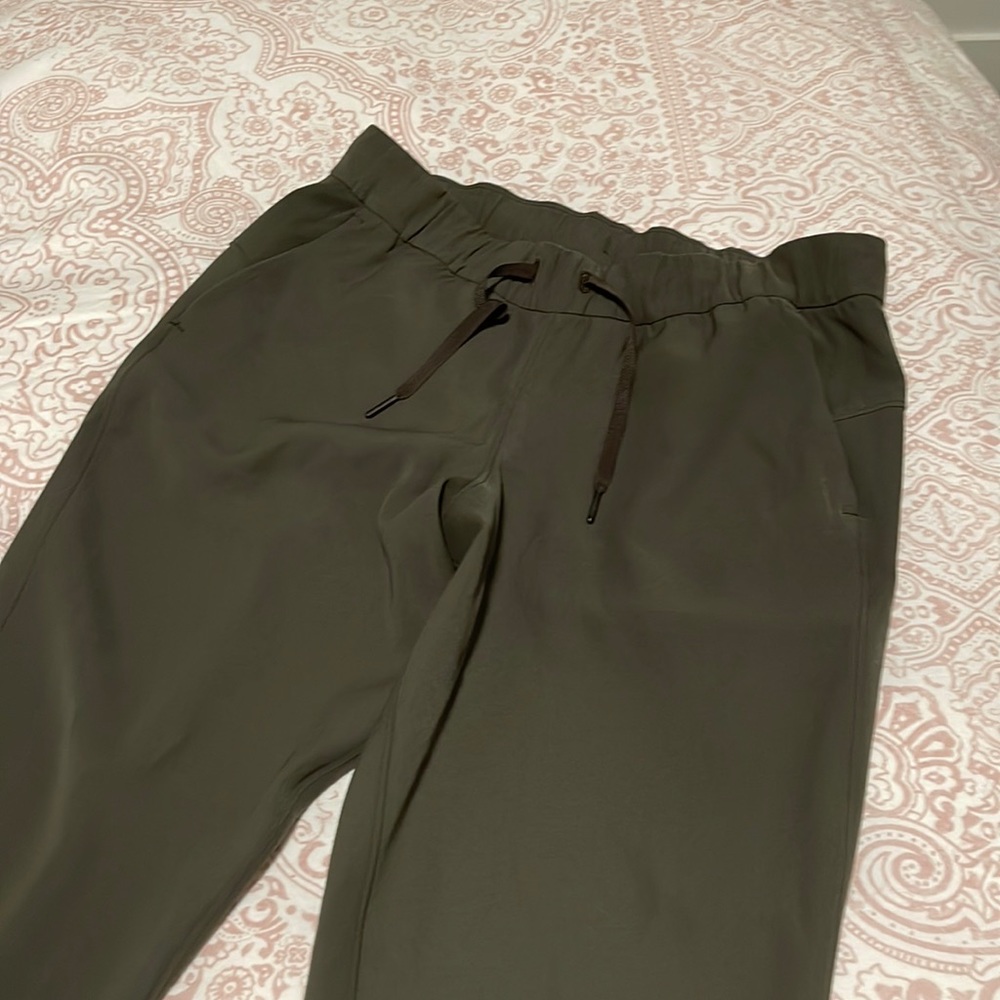 Lululemon womens jogger olive green size 8